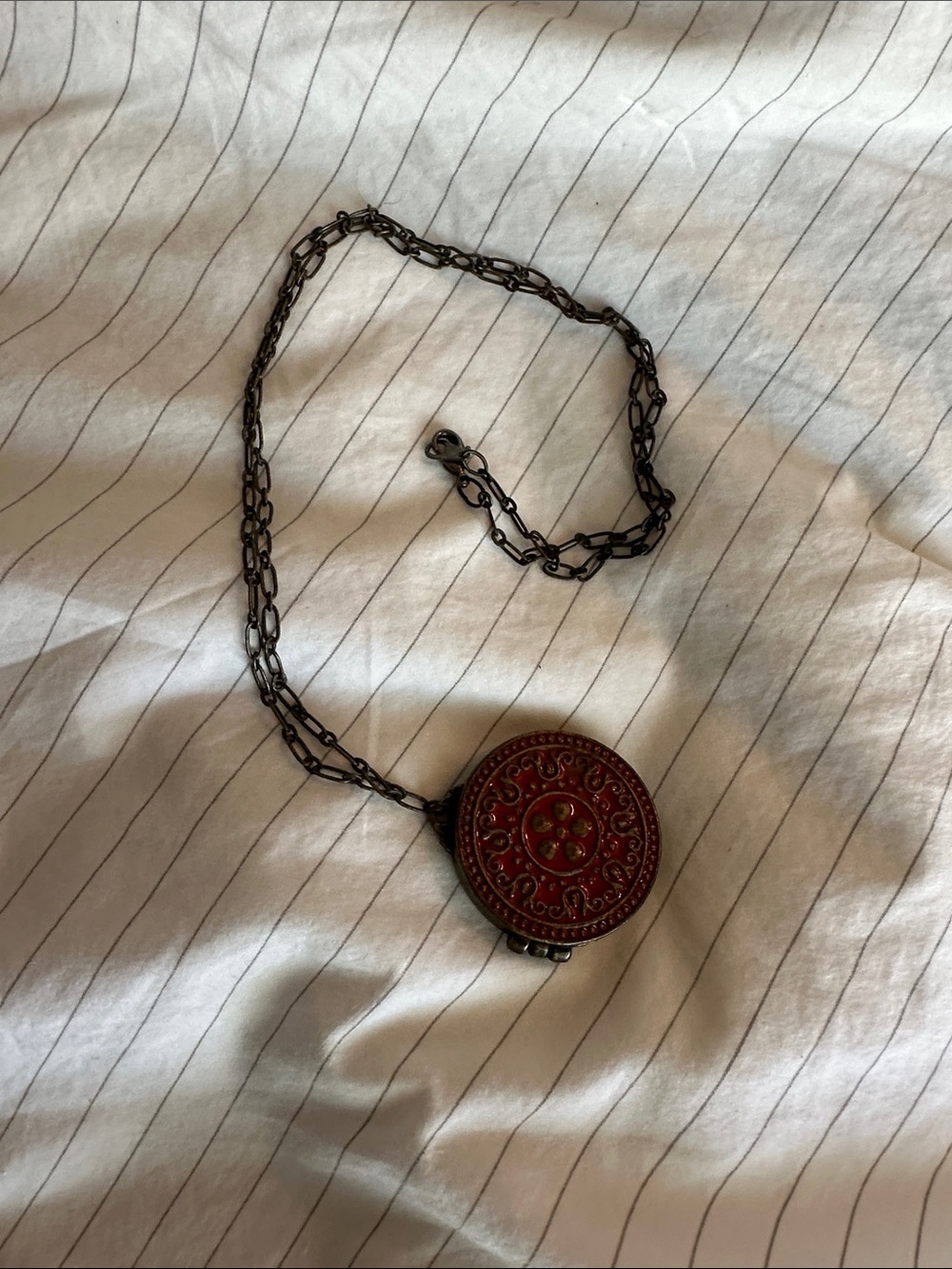 💜 3/30 Vintage-Inspired Red Round Magnetic Locket Necklace - Women Jewelry